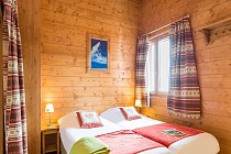 L'Ecrin Des Neiges - slaapkamer met raam en 2-persoonsbed